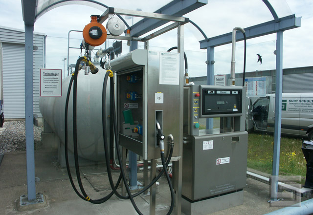 Diesel-Tankanlage in Sonderbauweise, umgebaut zur Betankung von Lkw/Pkw und Dieselloks, inklusive elektronsicher Abschaltung bei Erreichen des max. Füllstandes der Tanks.